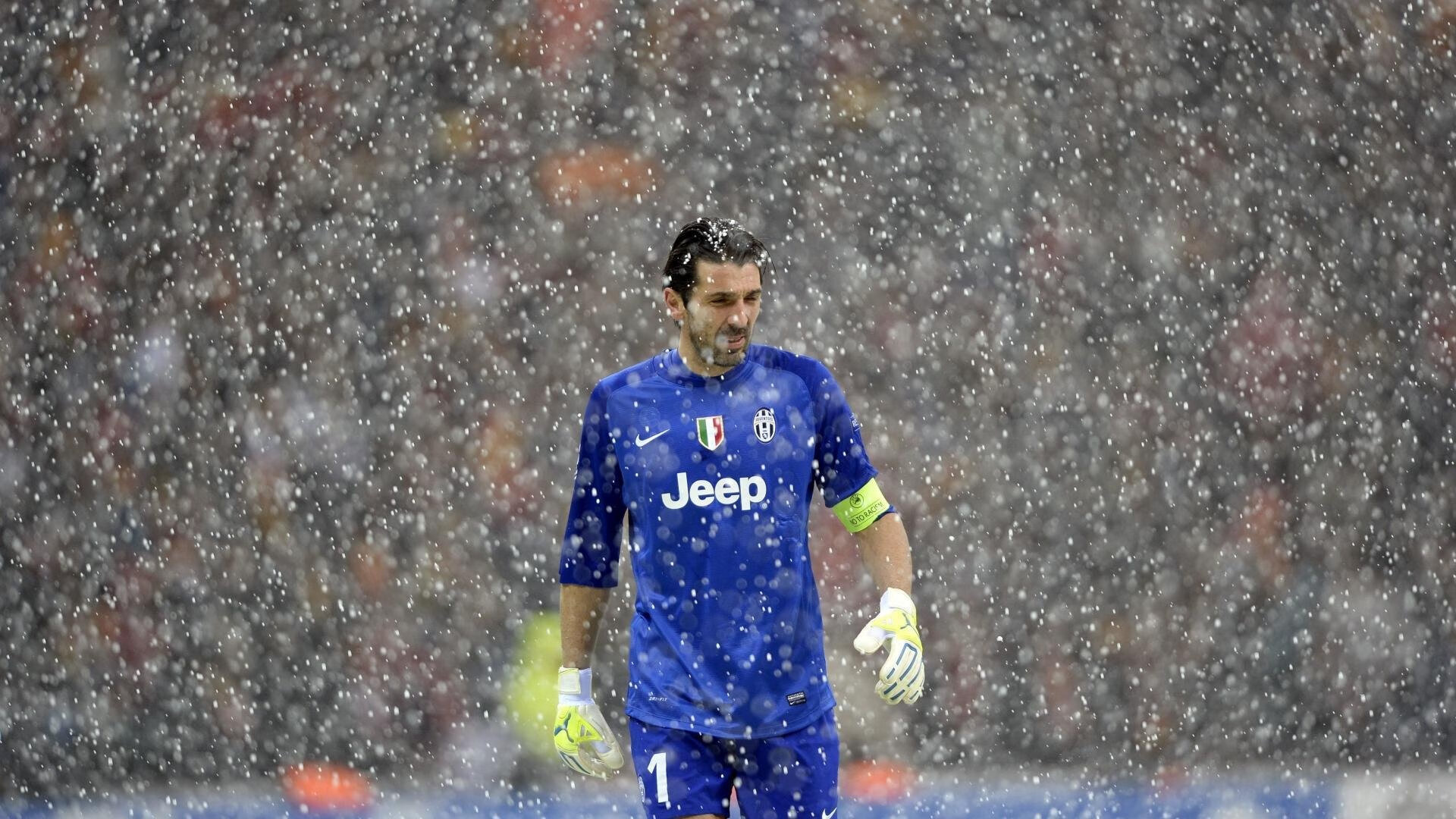 欧冠现场：揭秘室外大型屏幕的魔力，欧冠显示器