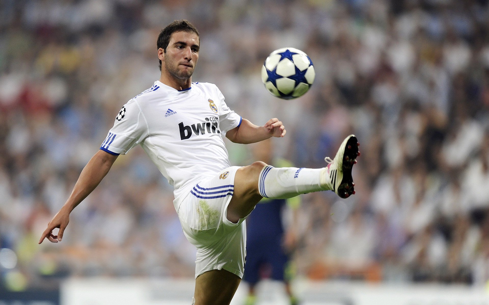 爱游戏在线登录入口-英超决胜场，战术安排与数据对比揭示最终胜负关键，英超各项赛事连胜纪录